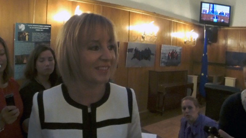 Само в БЛИЦ TV: Манолова лично сервира кафе и бонбони на журналистите на изпроводяк