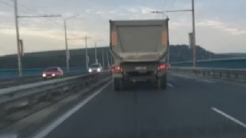 Поредна лудост на пътя: Камион лети със 100 км/ч по Аспаруховия мост (ВИДЕО)