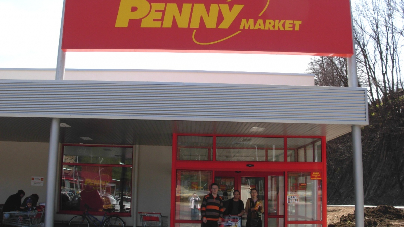Като за последно: Penny свали цените наполовина, роми ошушкват рафтовете!