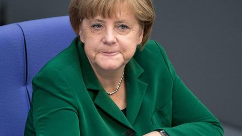 Макрон вече е в Берлин, но ето как го посрещна Меркел