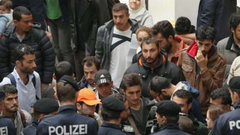 Жестоки масови сбивания между мигранти в три бежански центъра в Германия