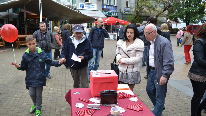 Емил Караиванов и кандидатите за общински съветници откриха предизборна шатра в центъра на Асеновград