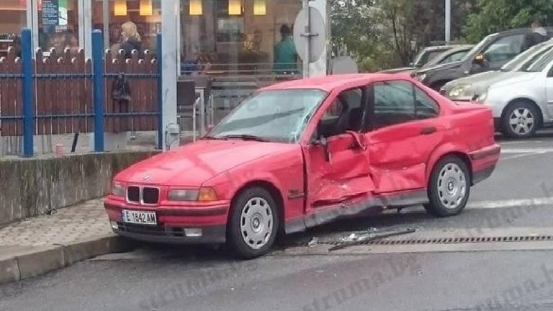 Шофьорка изпусна джипа си от контрол, нацели се тежко в БМВ (СНИМКИ)