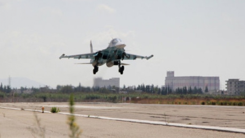 Бомбардировачи Су-24М взривиха крупен укрепен район на терористите в Алепо (ВИДЕО)