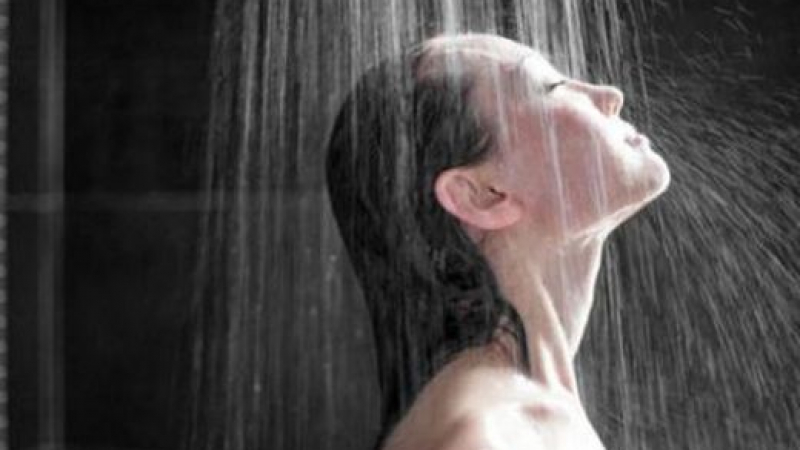 Дерматолози разкриха рисковете от горещия душ