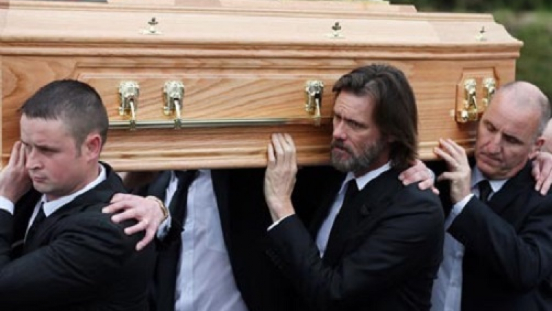 Джим Кери безутешен носи ковчега на своята любима (СНИМКИ)