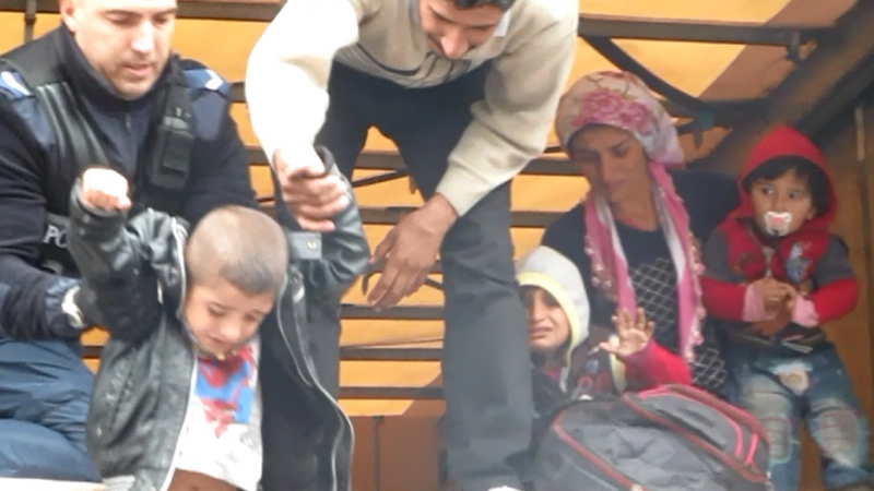 Ексклузивно в БЛИЦ TV: Ето ги бежанците от ТИР-а във Варна! (СНИМКИ)