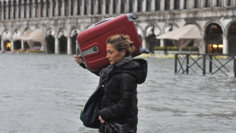 Трима души станаха жертва на лошото време в Италия
