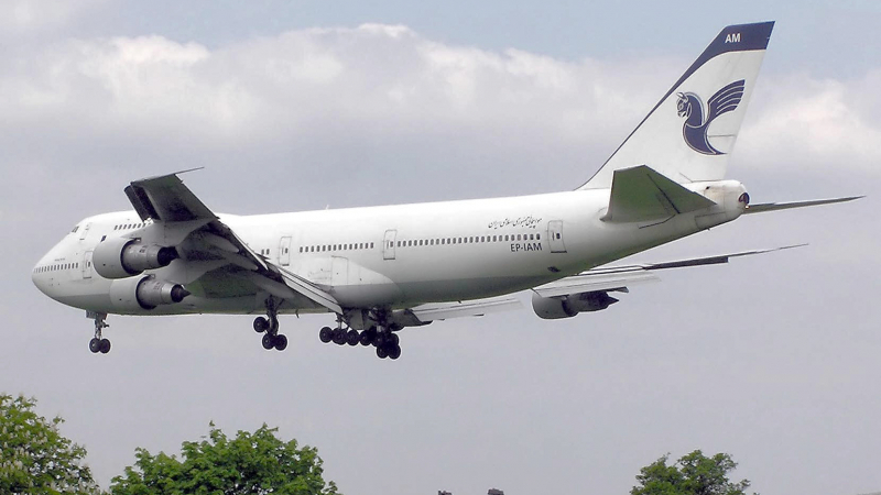 Инцидент във въздуха: Откъсна се двигател на Боинг 747 