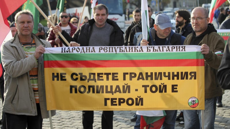 Протест в защита на граничаря Вълкан Хамбарлиев събра хора от цяла България (СНИМКИ)