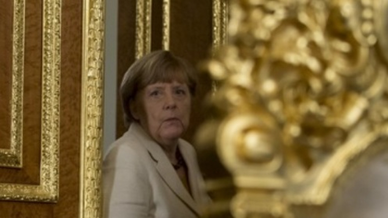 Рейтингът на Меркел се срина заради бежанците