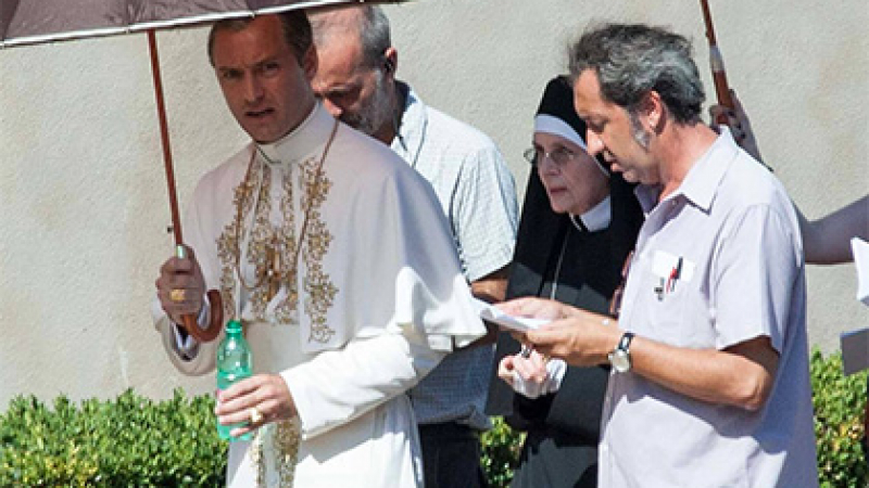Джуд Лоу стои прав всеки ден по 14 часа, облечен в папски одежди