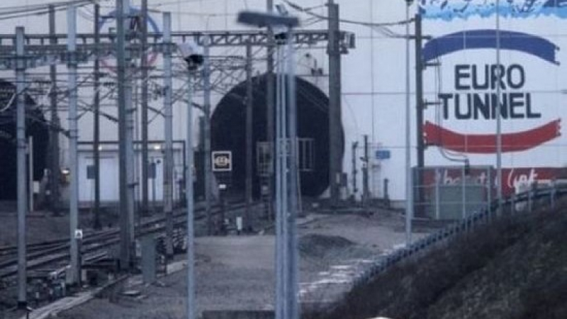 Затвориха тунела под Ламанша заради бежанци