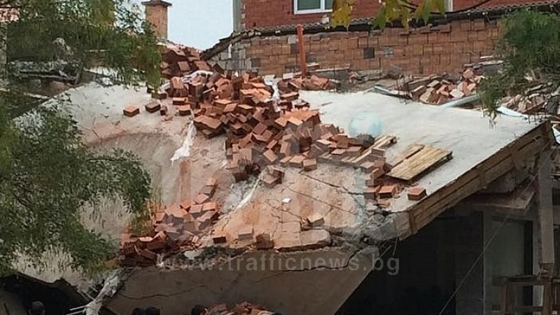 Сграда рухна близо до училище в „Столипиново” (СНИМКИ)