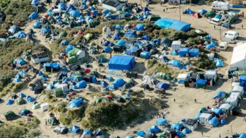Снимки на разрастващата се маса бежанци във Франция потресе света (СНИМКИ/ВИДЕО)