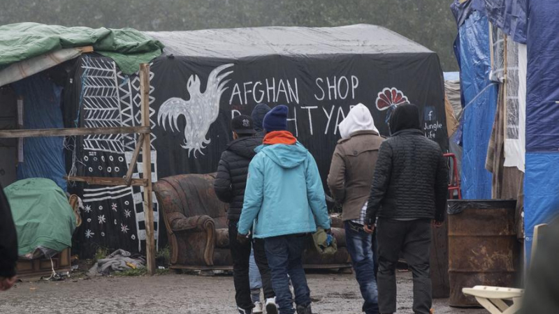 Френските власти затягат полицейското присъствие в Кале заради &quot;палатковите джунгли&quot; на бежанците