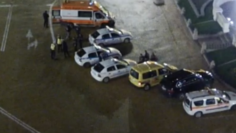 Какво се случва на пъпа на София? Полицейски коли и линейка се струпаха срещу Народното събрание