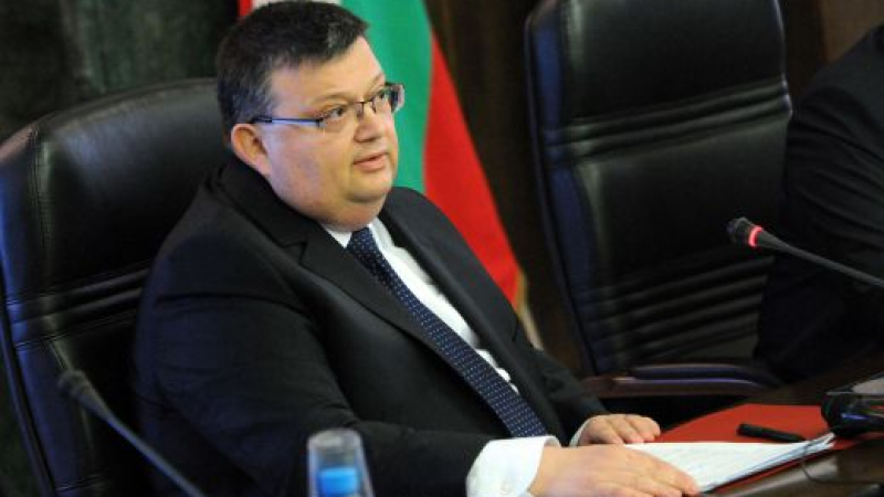 Цацаров поиска имунитетите на двама кандидати за местния вот