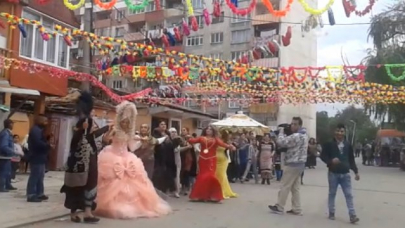 Ромска сватба подлуди половин квартал в Повдив (ВИДЕО)