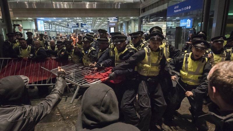 Битката за Св. Панкрас: Демонстранти щурмуваха терминала на Евростар и се сбиха с полицията (СНИМКИ)  