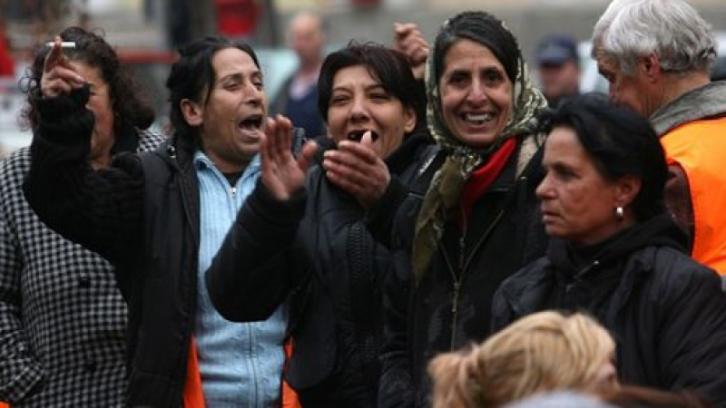 Панаир: Роми разпънаха сергии пред изборна секция в Лом
