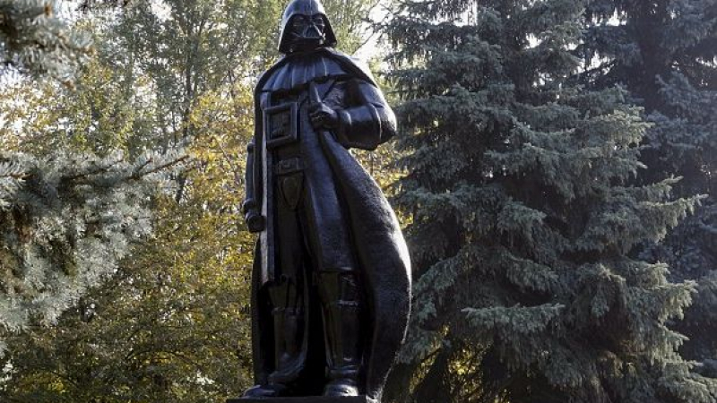 Силата се събуди в Украйна: Ленин се превърна в Дарт Вейдър  