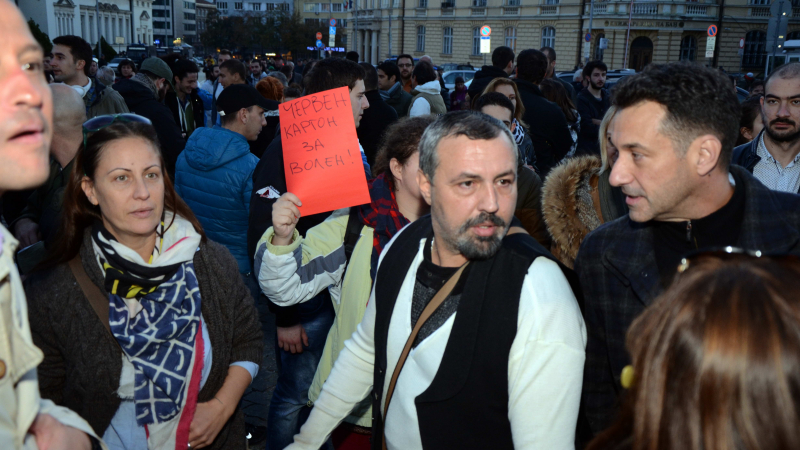 Протестът срещу Волен тръгна към НАТФИЗ, искат му имунитета (СНИМКИ)