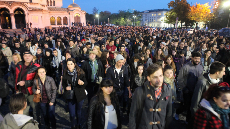 Протестът срещу Волен изкара над 1000 души на площада (СНИМКИ)
