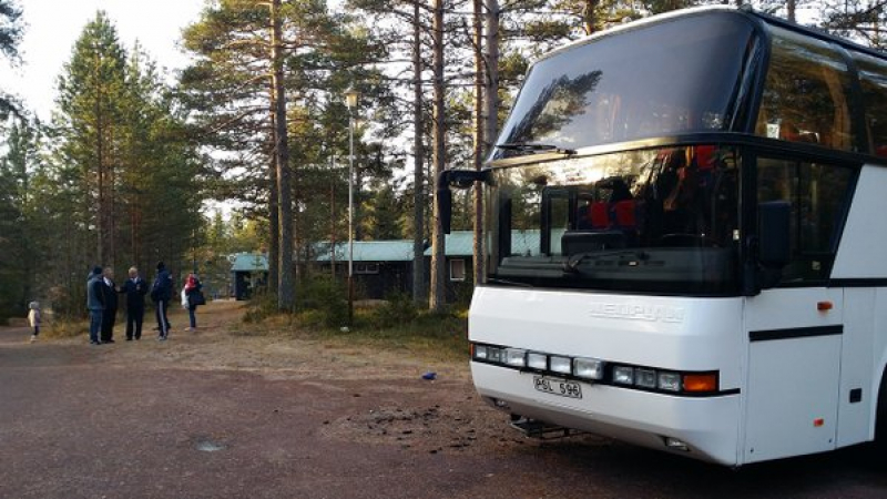 Бежанци капризничат 4-и ден в автобус, намериха кусур на ваканционни къщички