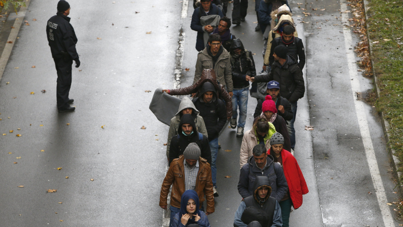 По границата на Германия остава напечено, хиляди мигранти напират от Австрия