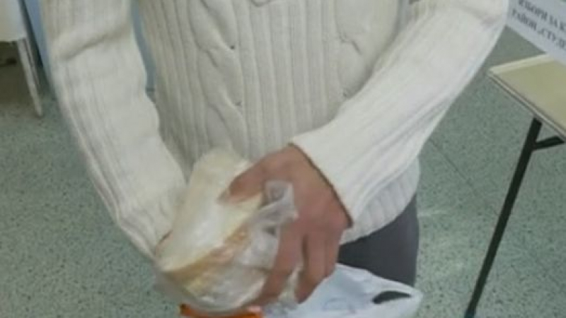Мъченик от „Арена Армеец” си е стегнал сух пакет с храна за балотажа в НДК (ВИДЕО)