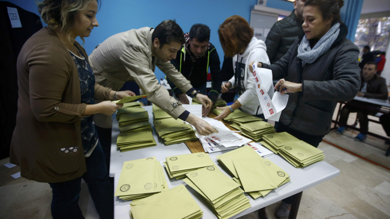 Обрат в Турция: Партията на Давутоглу води на изборите в Турция с повече от 10% над прогнозите