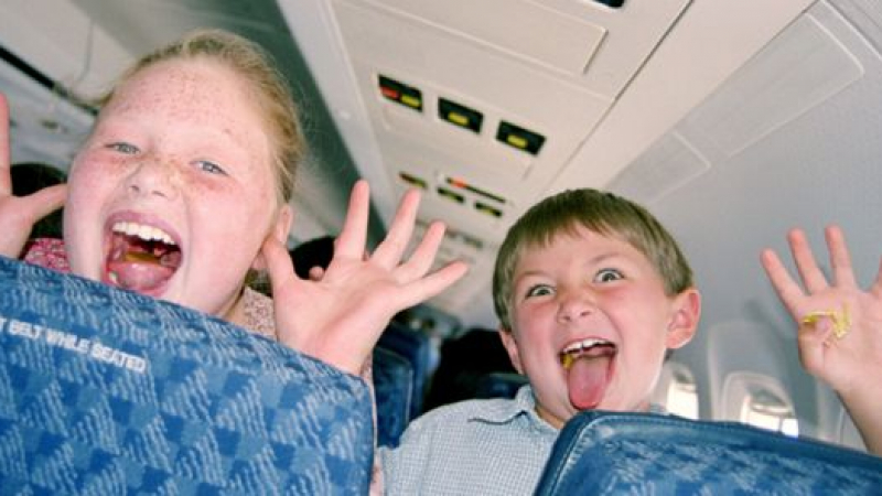Определиха най-неприятните съседи по седалка в самолет