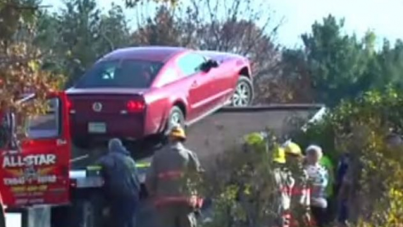 Пишман-шофьор качи колата си върху къща (ВИДЕО)