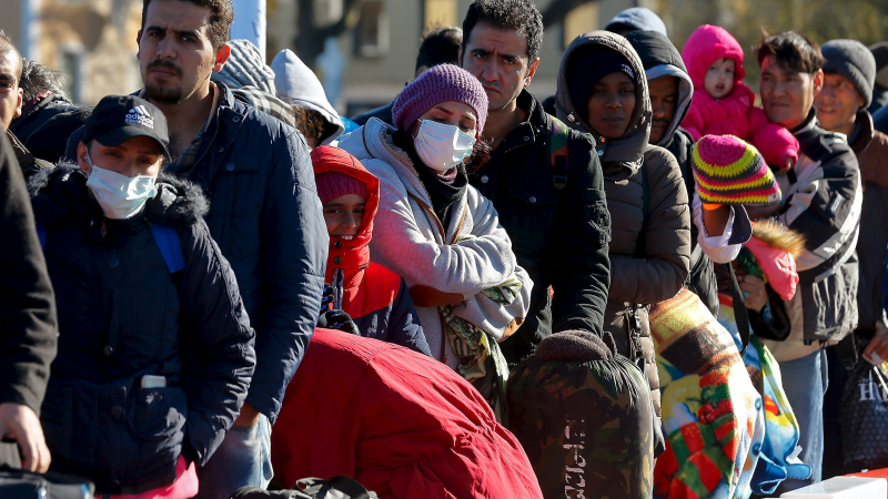 Рекордна бежанска вълна заляла Европа през октомври