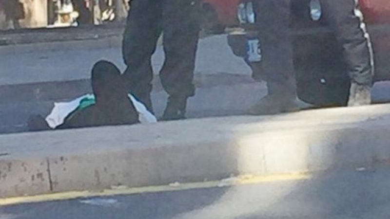 Блъснат пешеходец лежи до бившата билкова аптека в Бургас