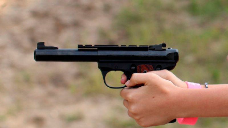 Американец въоръжил 5-годишната си внучка с пистолет и я изоставил в пустинята