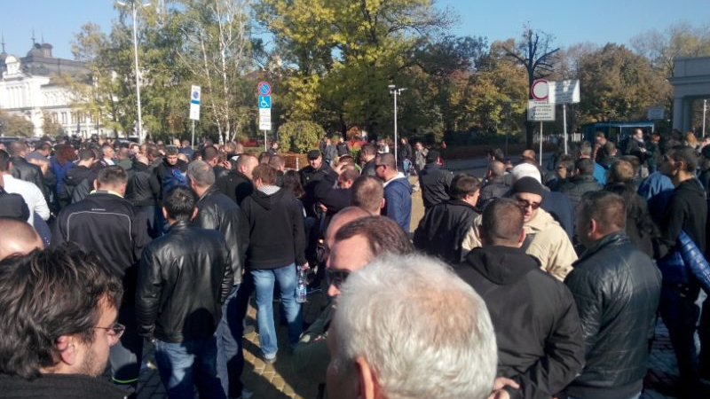 БЛИЦ TV: Полицаите закичиха с карамфил Kадиев и Каракачанов, освиркаха ген. Атанасов
