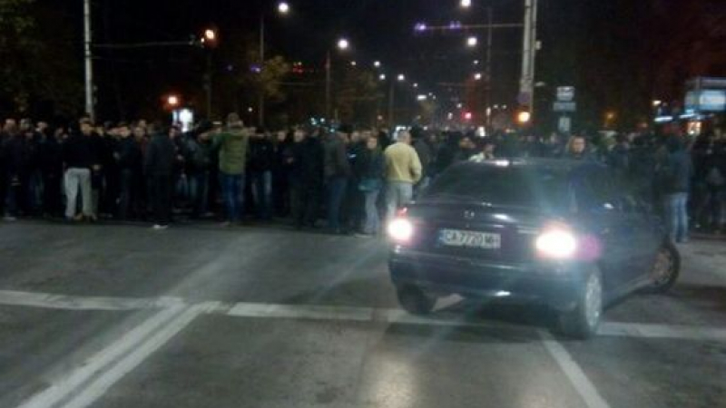 БЛИЦ TV: Патрулка призовава полицаите на „Орлов мост” да се разотидат, протестът им бил незаконен (СНИМКИ)