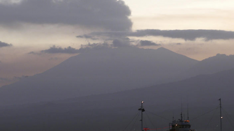 Затвориха летището на остров Бали заради вулкан