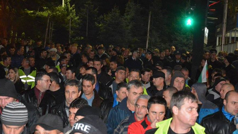 2500 униформени затвориха улиците във Варна! Плашат ги с дисциплинарки