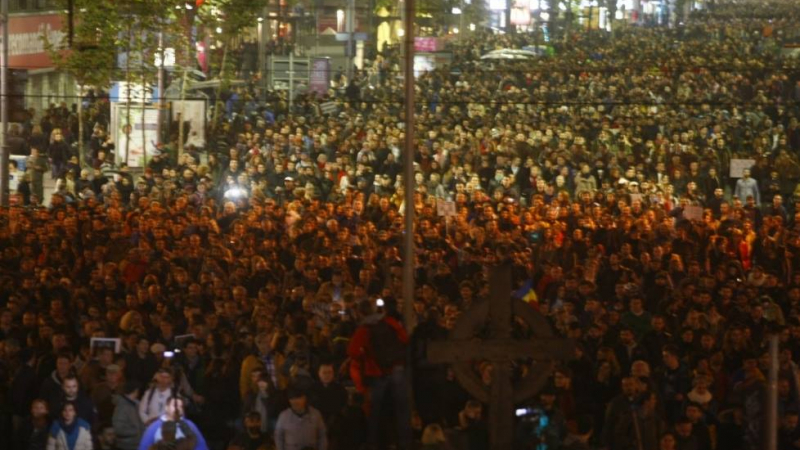 Букурещ въстана - десетки хиляди излязоха на улиците, искат оставка на правителството (СНИМКИ)
