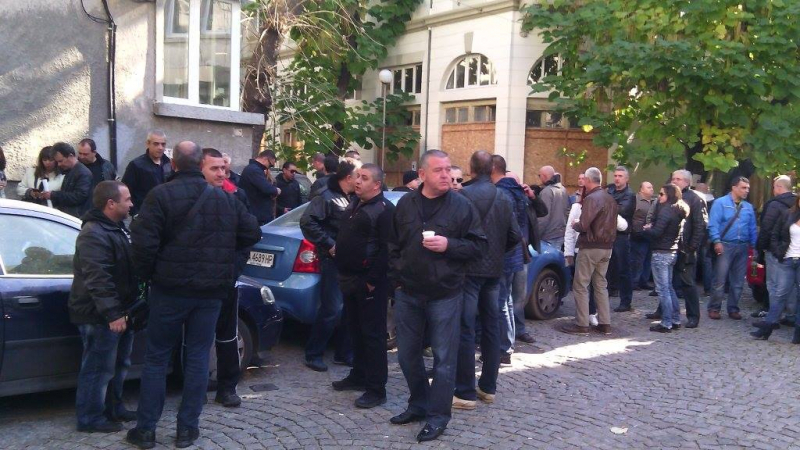 Стотици полицаи пушиха мълчаливо пред дирекцията в Пловдив (СНИМКИ)