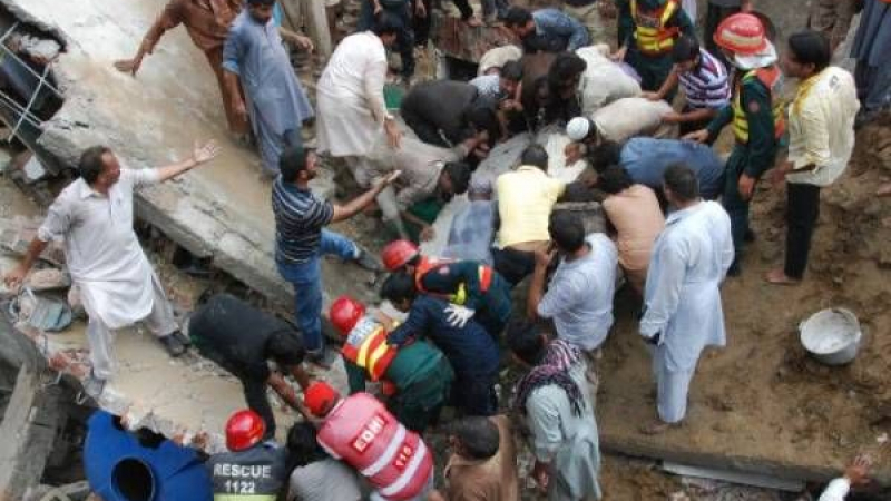 Ужасяващо! Фабрика в Пакистан се срути, стотици погребани под руините
