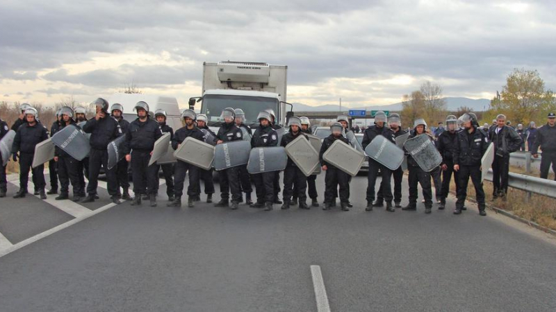Полицаи блокират изхода на Варна