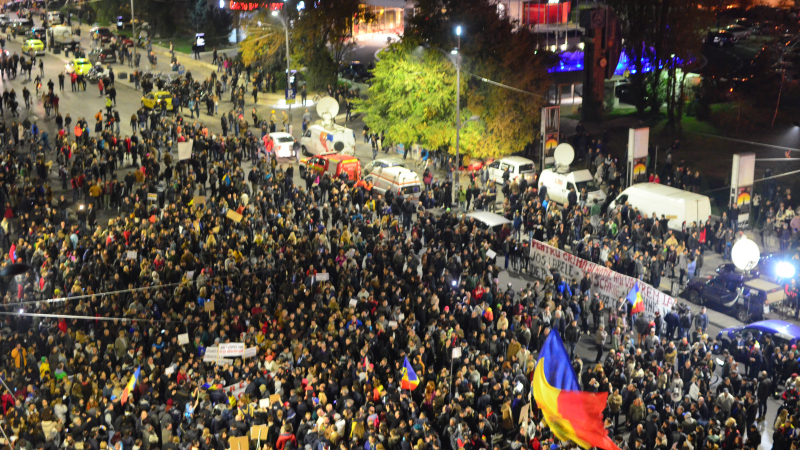 В Румъния ври и кипи: Хиляди гневни протестиращи отново излязоха на улицата в Букурещ (СНИМКИ/ВИДЕО)