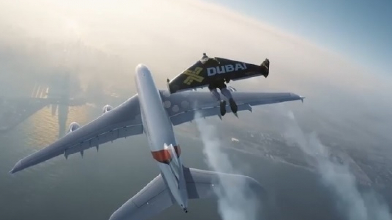 Фурор в небето над Дубай: Дръзки смелчаци летят редом с огромен самолет (ВИДЕО)