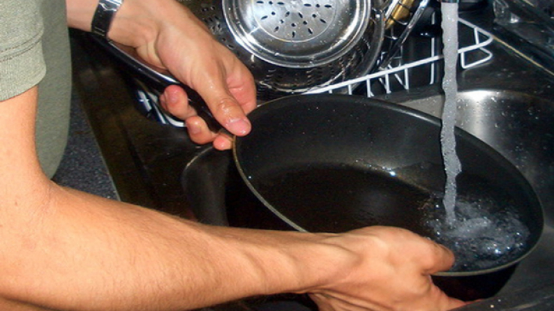 Съвет към мъжете: Мийте чиниите за повече секс