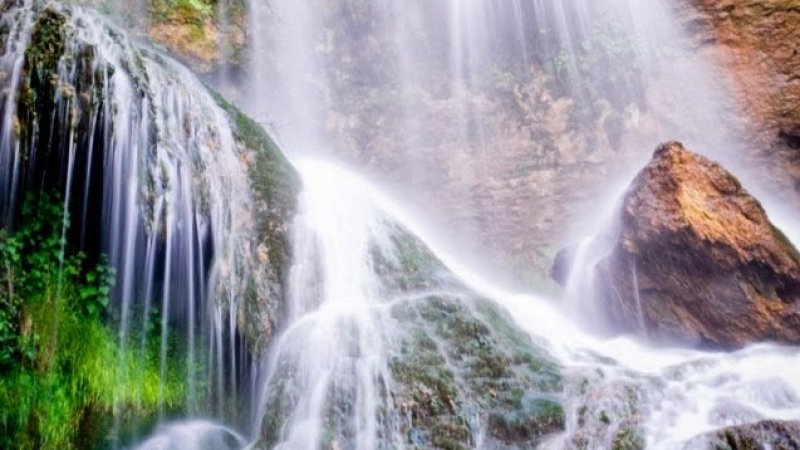 Все още не могат да достигнат до затрупаните на Крушунските водопади туристи 