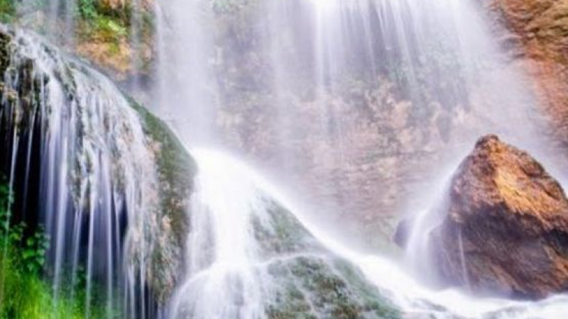 Вдигат с въжета скалните маси, затрупали туристите на Крушунските водопади 